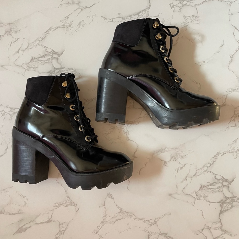 **SOLD** Shiny platform ankle boot